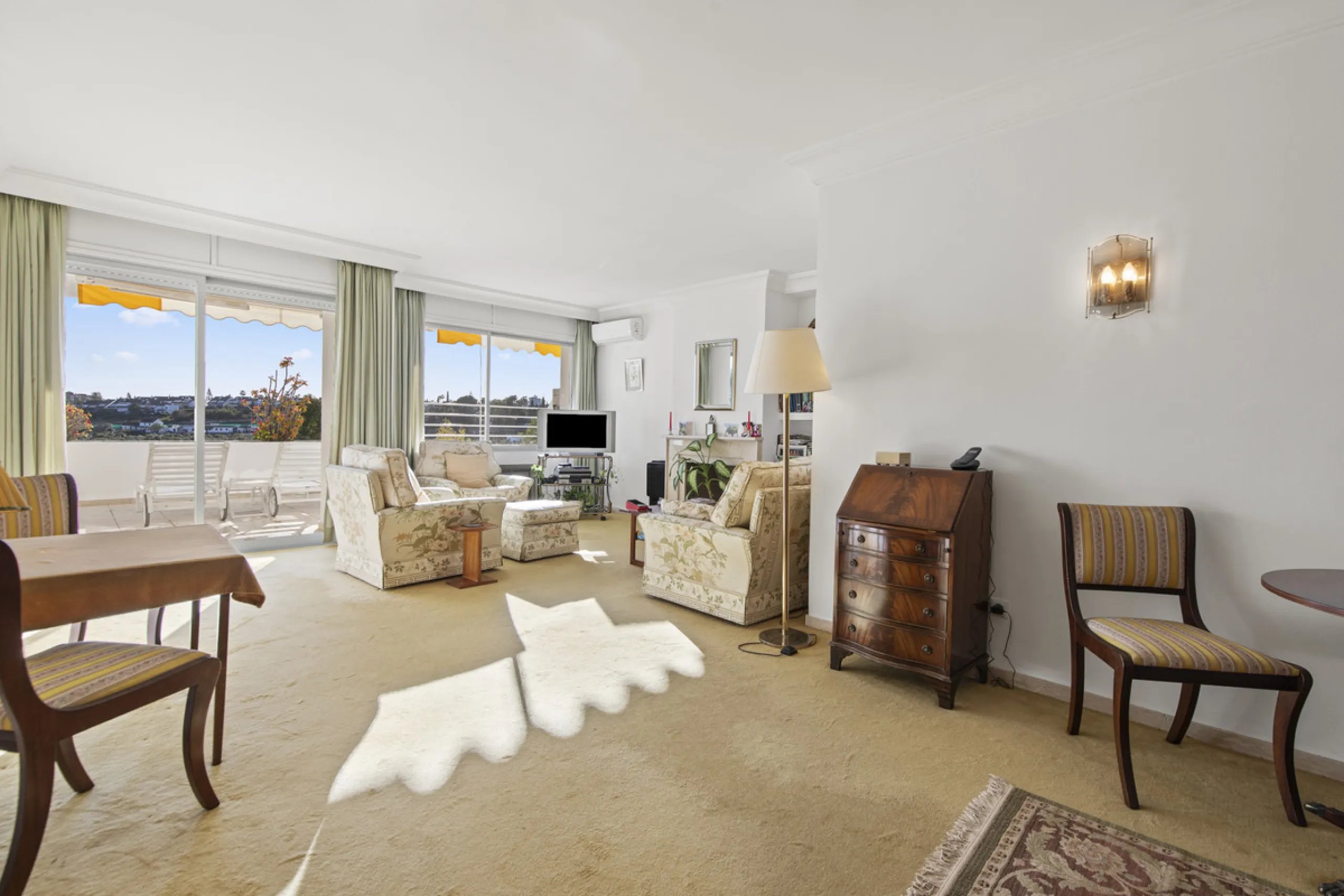Discover a rare opportunity to own a very spacious apartment in the highly coveted area of Guadalmina Alta. This exceptional property is in an unbeatable location.