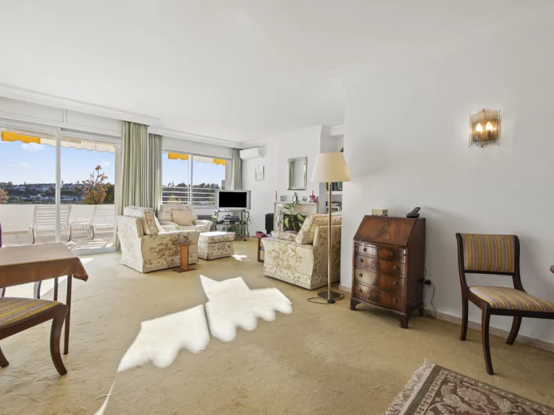 Discover a rare opportunity to own a very spacious apartment in the highly coveted area of Guadalmina Alta. This exceptional property is in an unbeatable location.