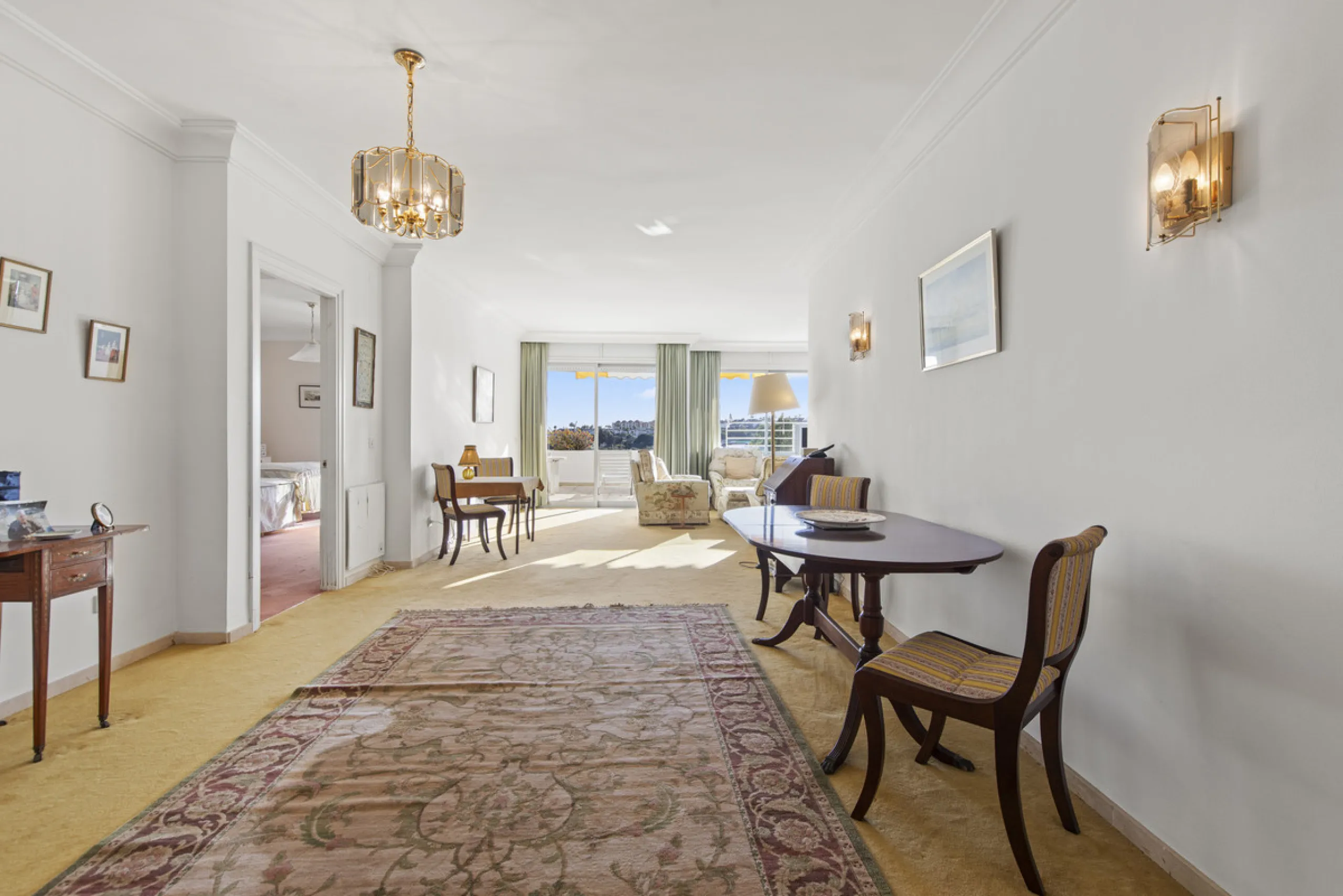 Discover a rare opportunity to own a very spacious apartment in the highly coveted area of Guadalmina Alta. This exceptional property is in an unbeatable location.