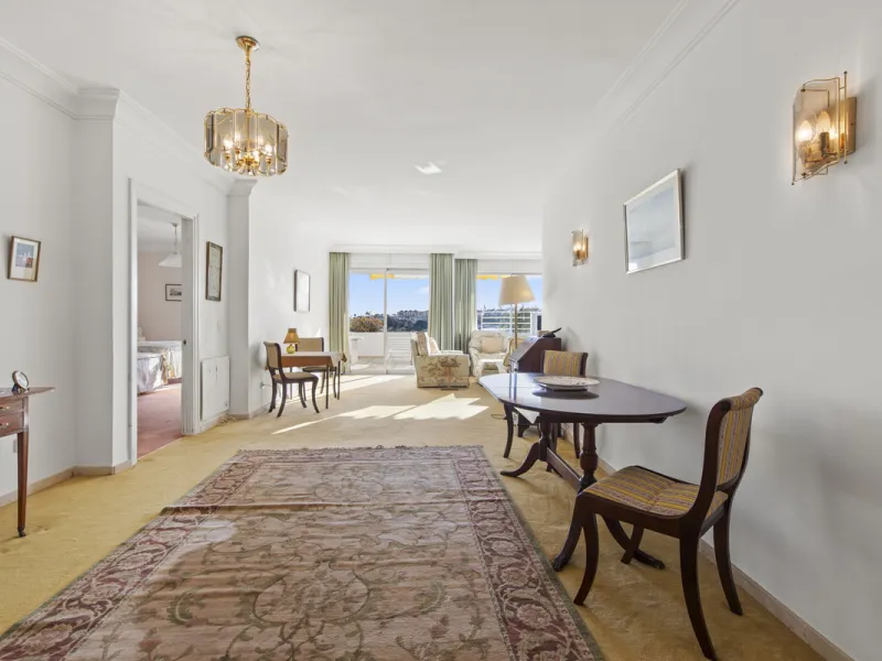 Discover a rare opportunity to own a very spacious apartment in the highly coveted area of Guadalmina Alta. This exceptional property is in an unbeatable location.