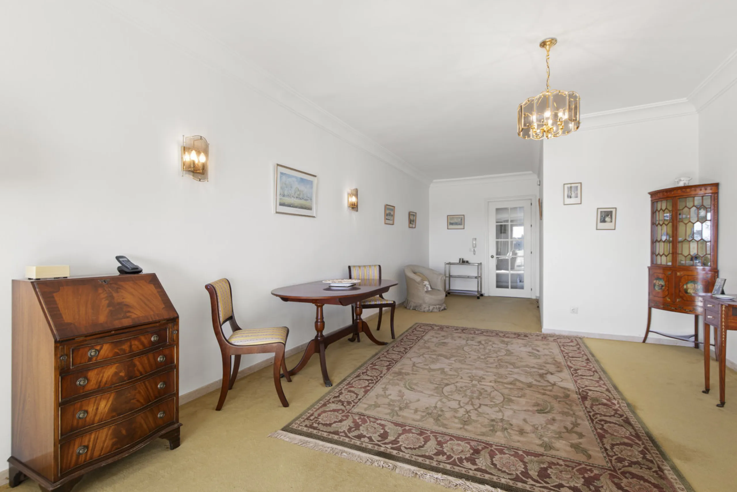 Discover a rare opportunity to own a very spacious apartment in the highly coveted area of Guadalmina Alta. This exceptional property is in an unbeatable location.