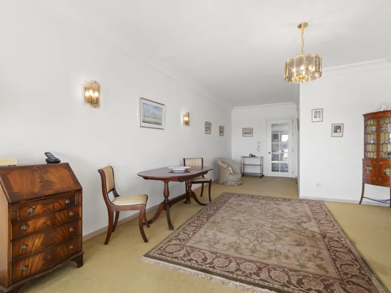 Discover a rare opportunity to own a very spacious apartment in the highly coveted area of Guadalmina Alta. This exceptional property is in an unbeatable location.