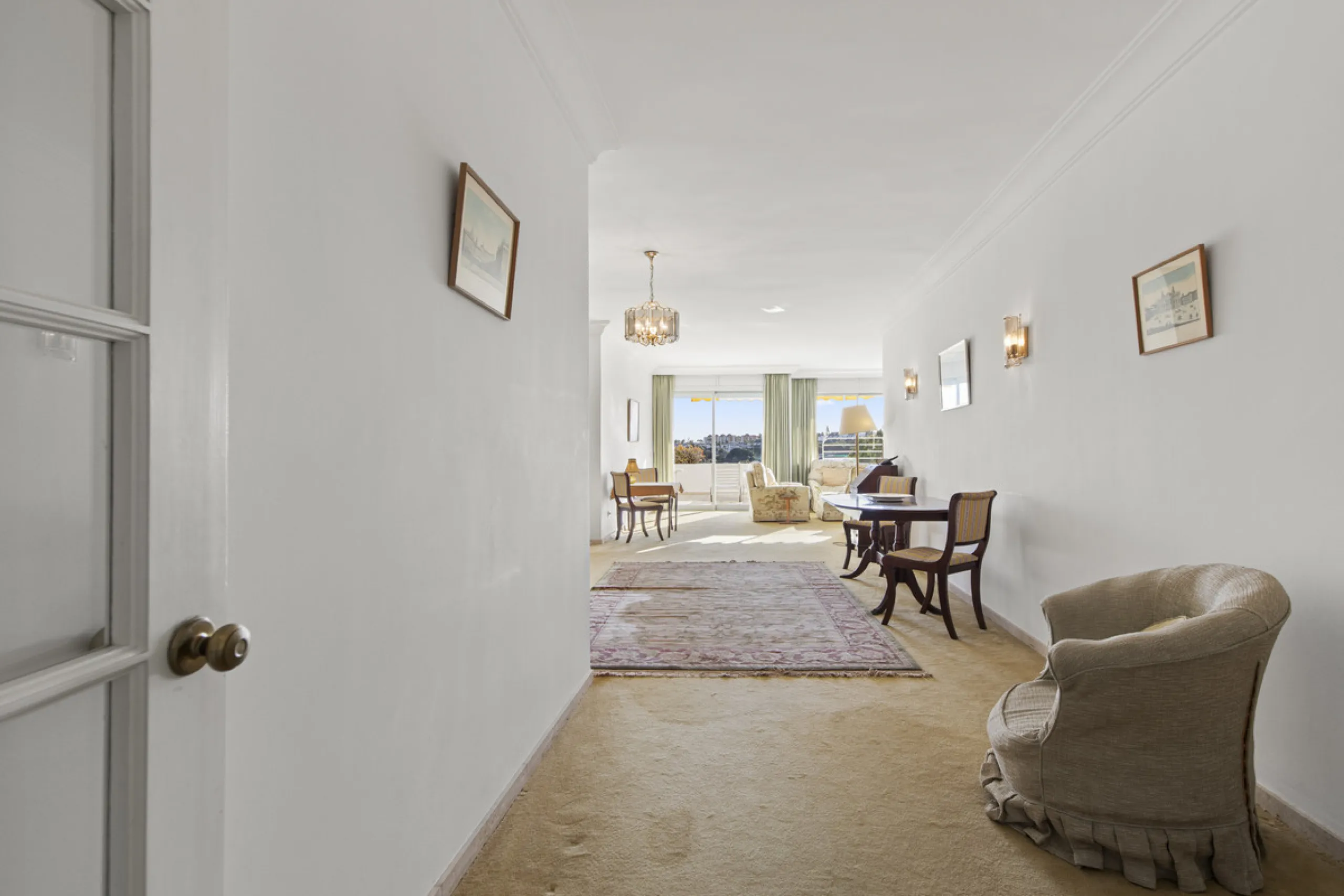 Discover a rare opportunity to own a very spacious apartment in the highly coveted area of Guadalmina Alta. This exceptional property is in an unbeatable location.