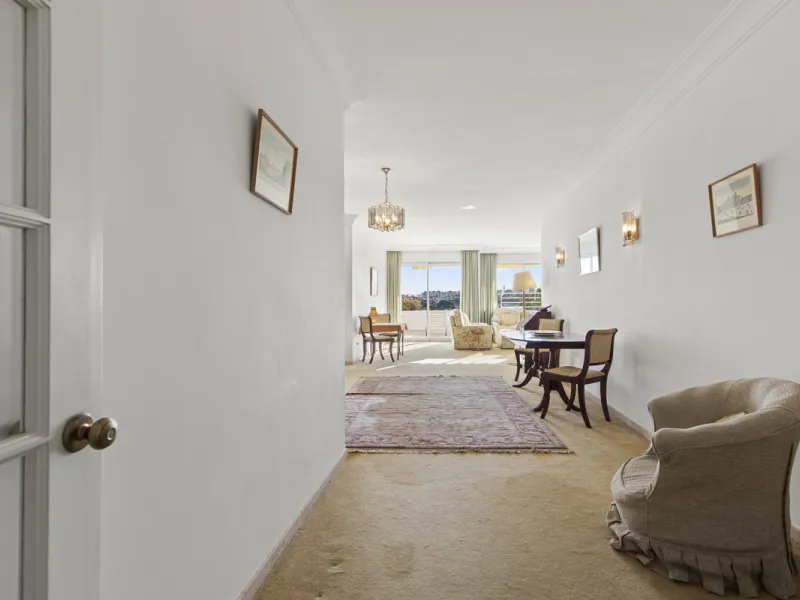 Discover a rare opportunity to own a very spacious apartment in the highly coveted area of Guadalmina Alta. This exceptional property is in an unbeatable location.