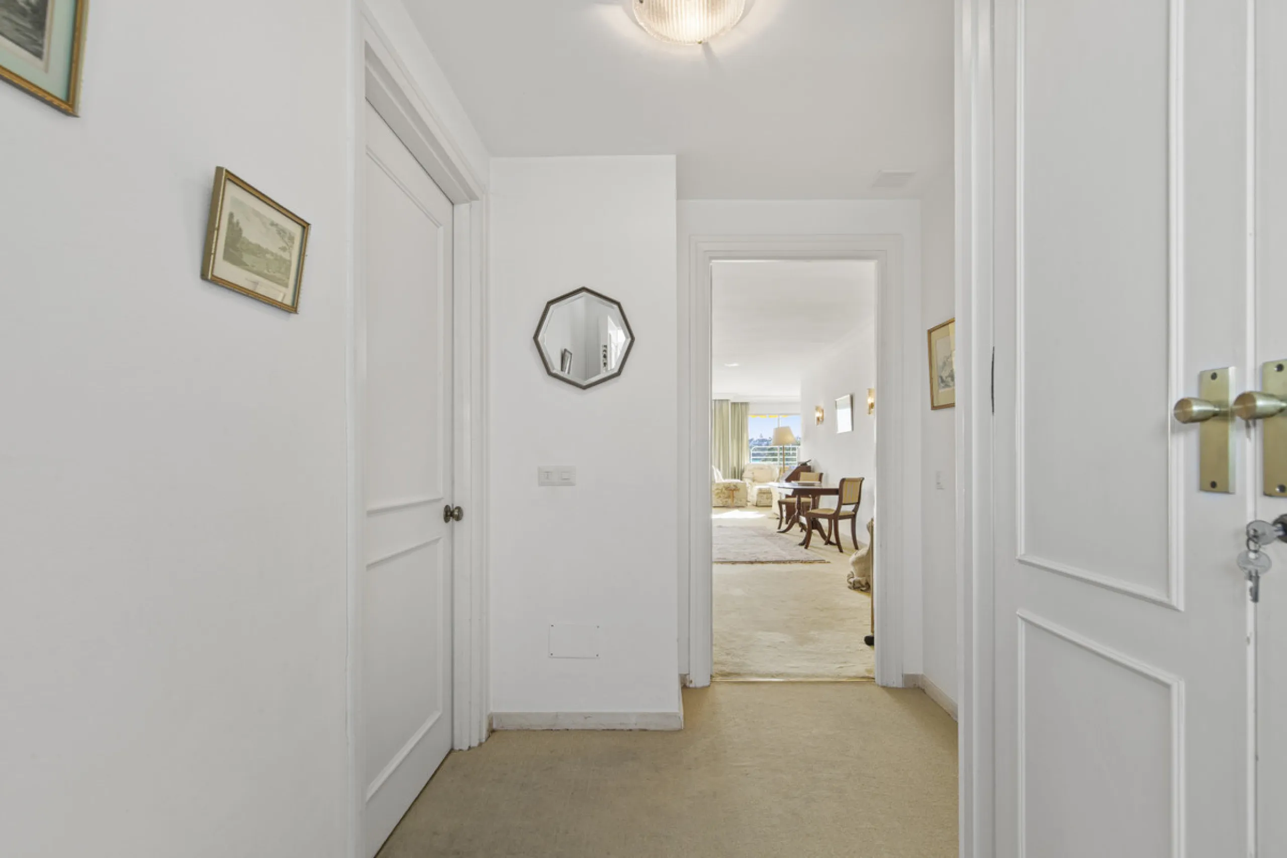 Discover a rare opportunity to own a very spacious apartment in the highly coveted area of Guadalmina Alta. This exceptional property is in an unbeatable location.