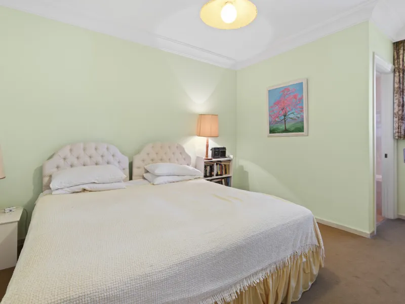 Discover a rare opportunity to own a very spacious apartment in the highly coveted area of Guadalmina Alta. This exceptional property is in an unbeatable location.