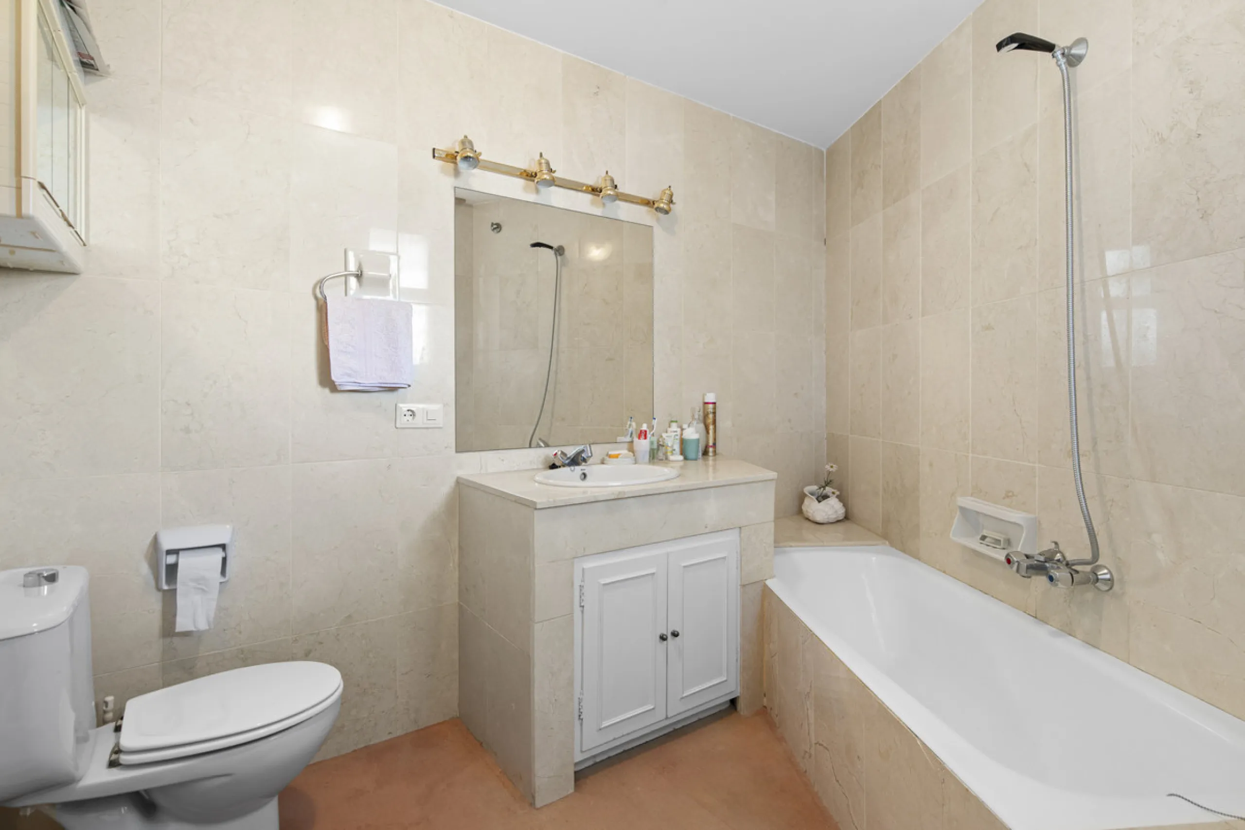 Discover a rare opportunity to own a very spacious apartment in the highly coveted area of Guadalmina Alta. This exceptional property is in an unbeatable location.
