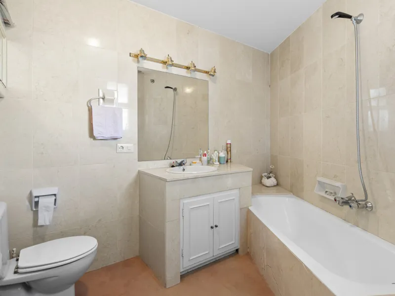Discover a rare opportunity to own a very spacious apartment in the highly coveted area of Guadalmina Alta. This exceptional property is in an unbeatable location.