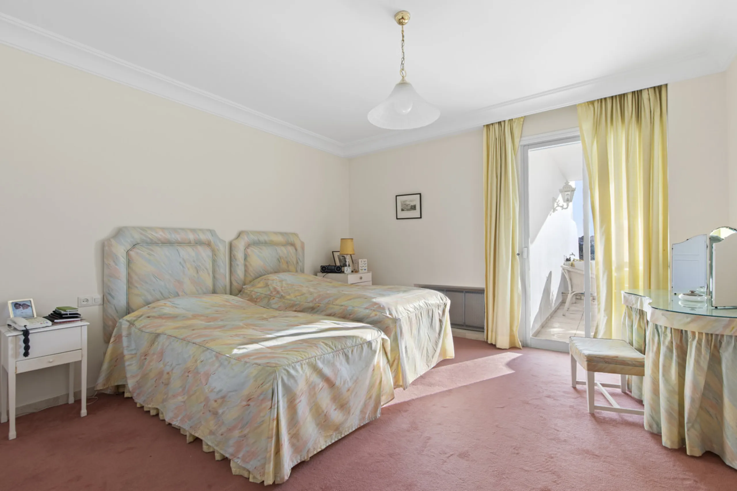 Discover a rare opportunity to own a very spacious apartment in the highly coveted area of Guadalmina Alta. This exceptional property is in an unbeatable location.