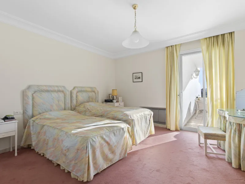 Discover a rare opportunity to own a very spacious apartment in the highly coveted area of Guadalmina Alta. This exceptional property is in an unbeatable location.