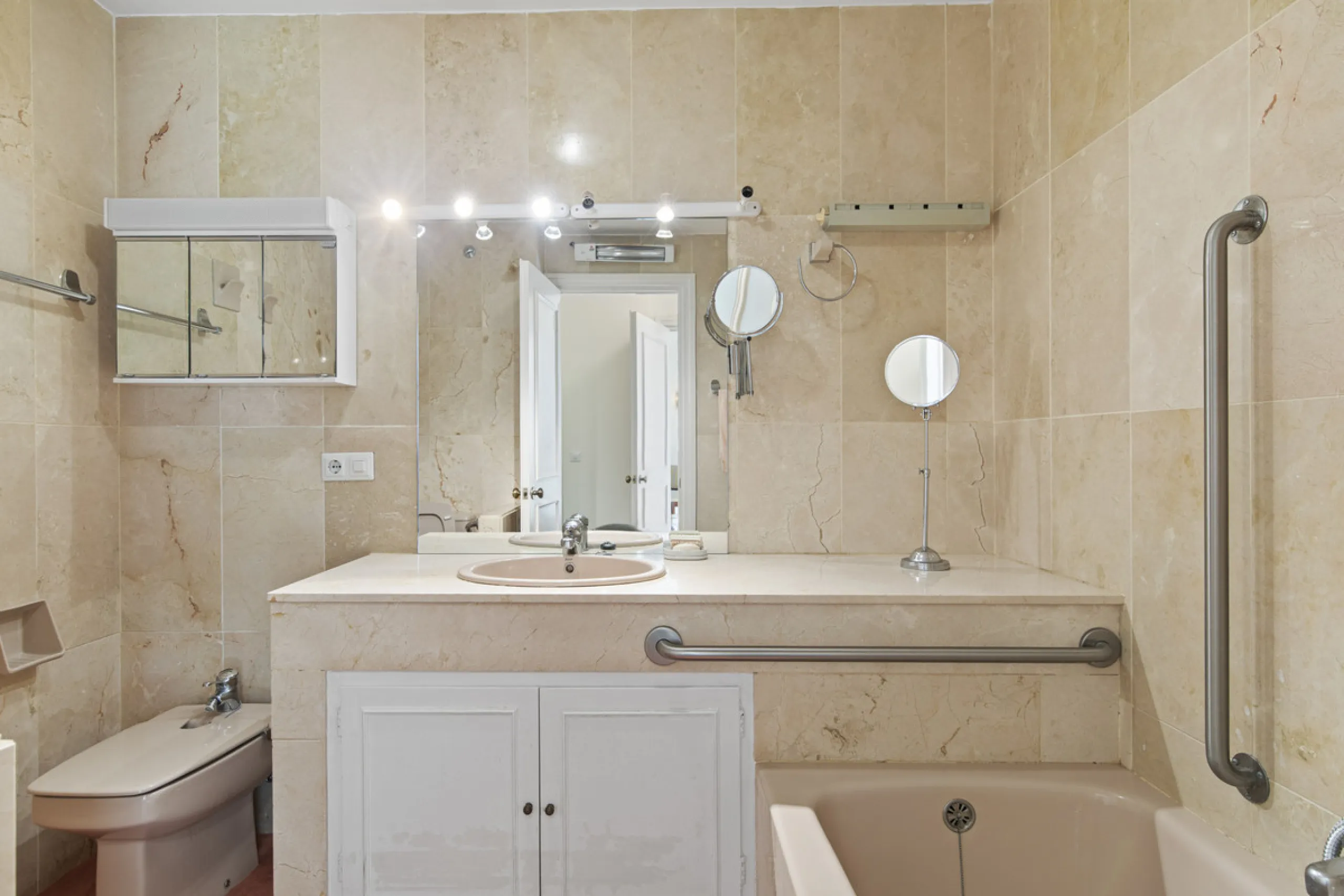 Discover a rare opportunity to own a very spacious apartment in the highly coveted area of Guadalmina Alta. This exceptional property is in an unbeatable location.