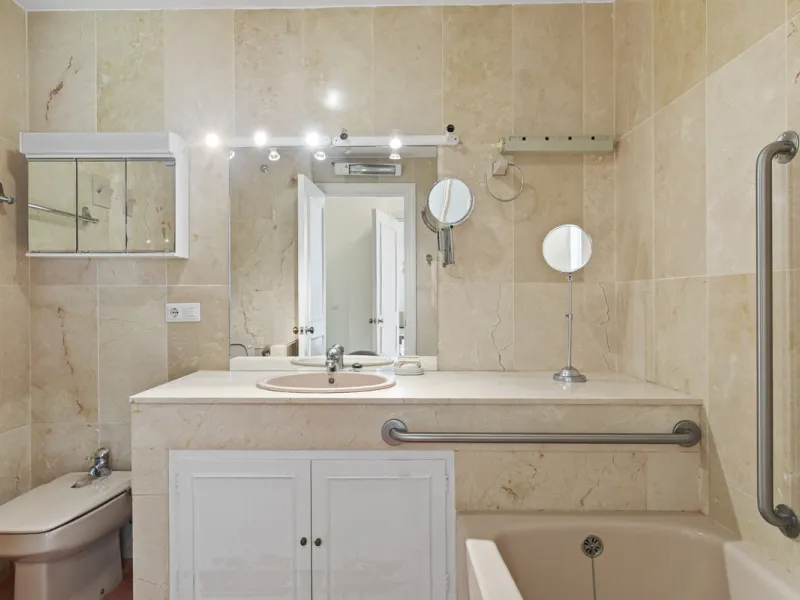 Discover a rare opportunity to own a very spacious apartment in the highly coveted area of Guadalmina Alta. This exceptional property is in an unbeatable location.
