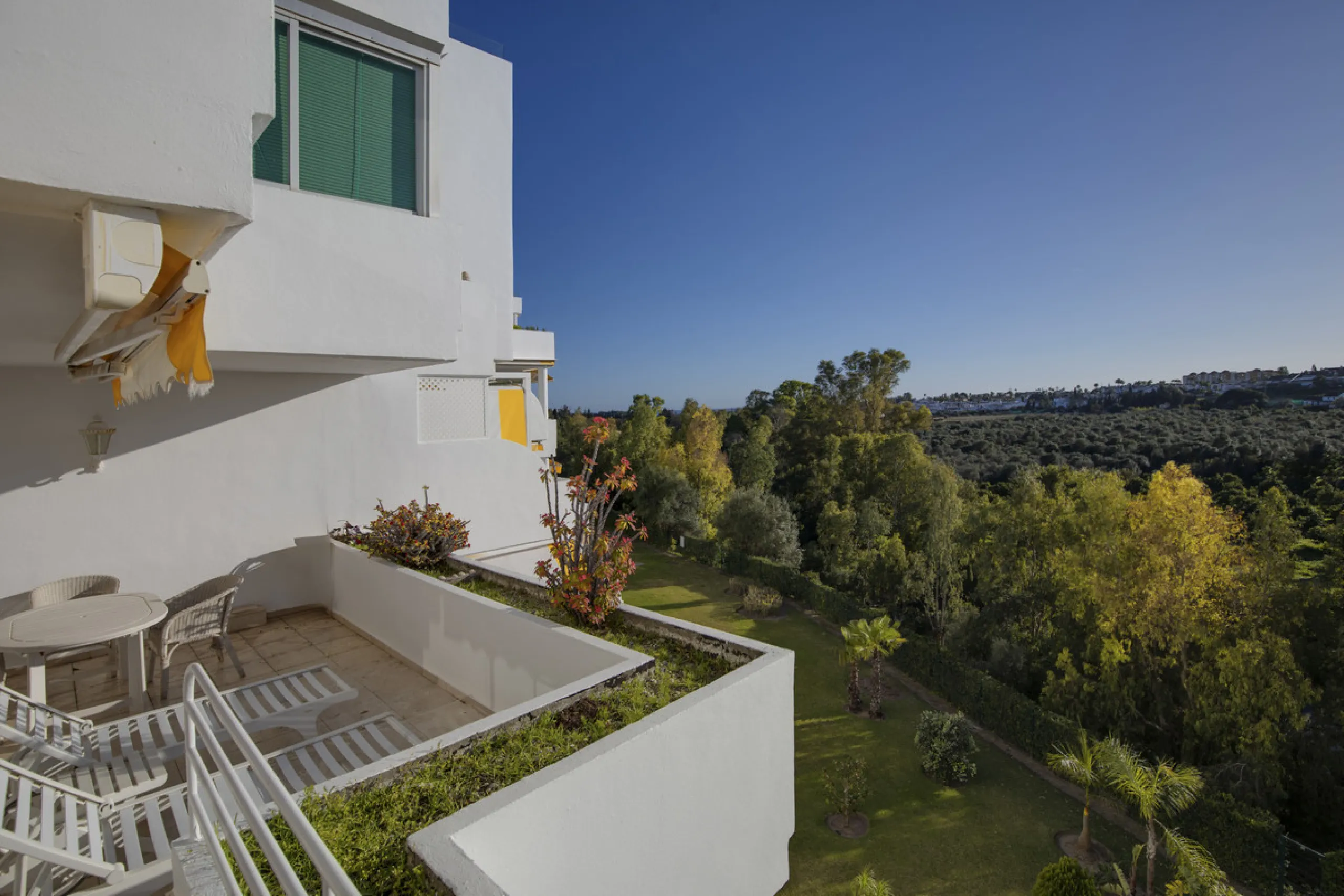 Discover a rare opportunity to own a very spacious apartment in the highly coveted area of Guadalmina Alta. This exceptional property is in an unbeatable location.