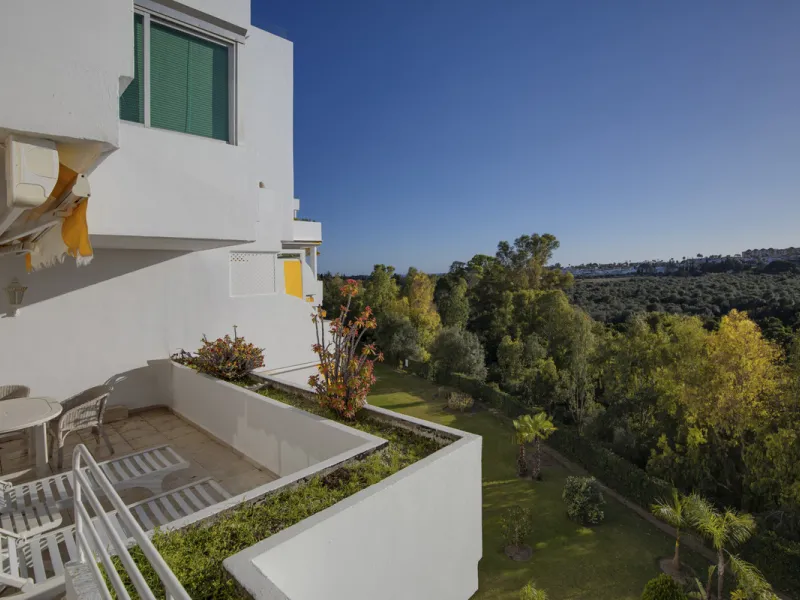 Discover a rare opportunity to own a very spacious apartment in the highly coveted area of Guadalmina Alta. This exceptional property is in an unbeatable location.