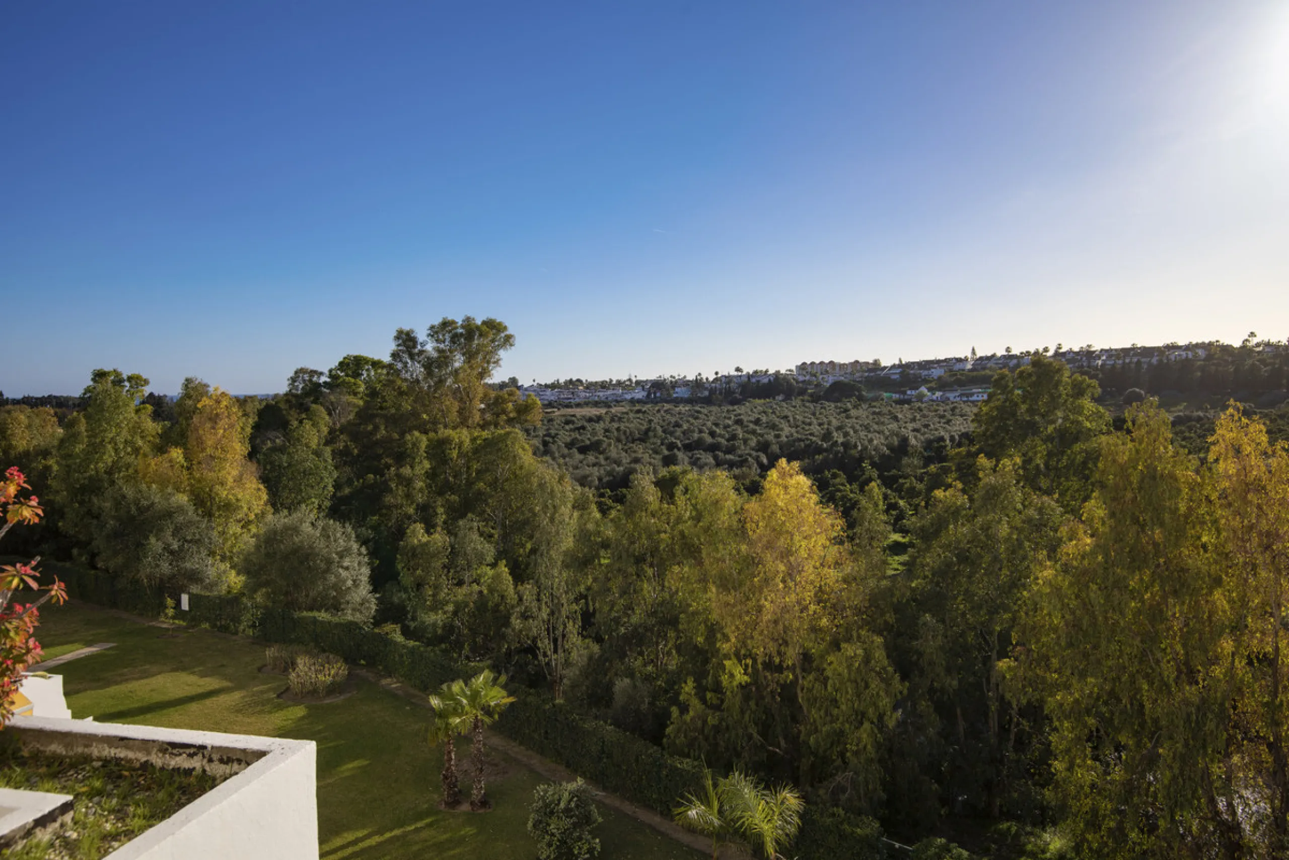 Discover a rare opportunity to own a very spacious apartment in the highly coveted area of Guadalmina Alta. This exceptional property is in an unbeatable location.