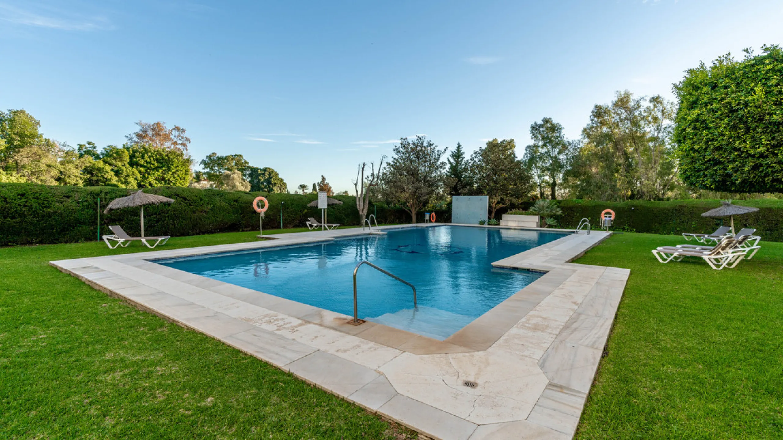 Discover a rare opportunity to own a very spacious apartment in the highly coveted area of Guadalmina Alta. This exceptional property is in an unbeatable location.