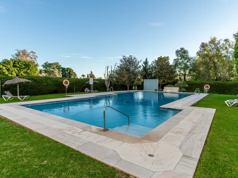 Discover a rare opportunity to own a very spacious apartment in the highly coveted area of Guadalmina Alta. This exceptional property is in an unbeatable location.