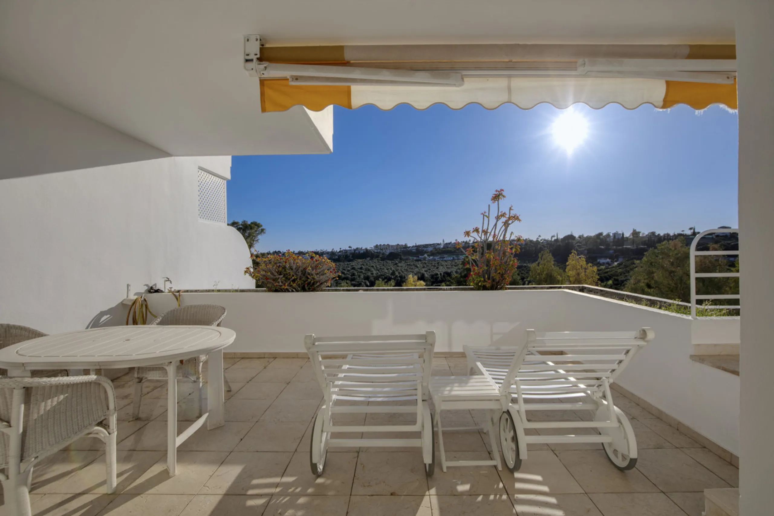 Discover a rare opportunity to own a very spacious apartment in the highly coveted area of Guadalmina Alta. This exceptional property is in an unbeatable location.