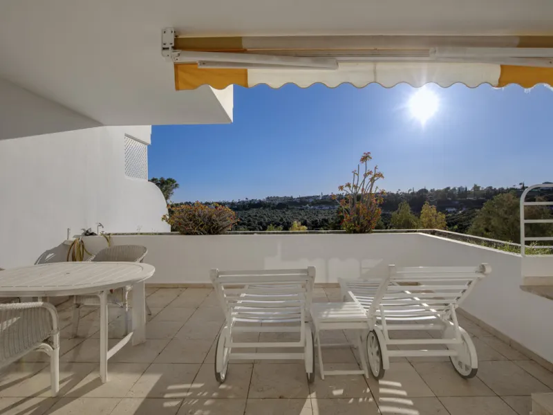 Discover a rare opportunity to own a very spacious apartment in the highly coveted area of Guadalmina Alta. This exceptional property is in an unbeatable location.