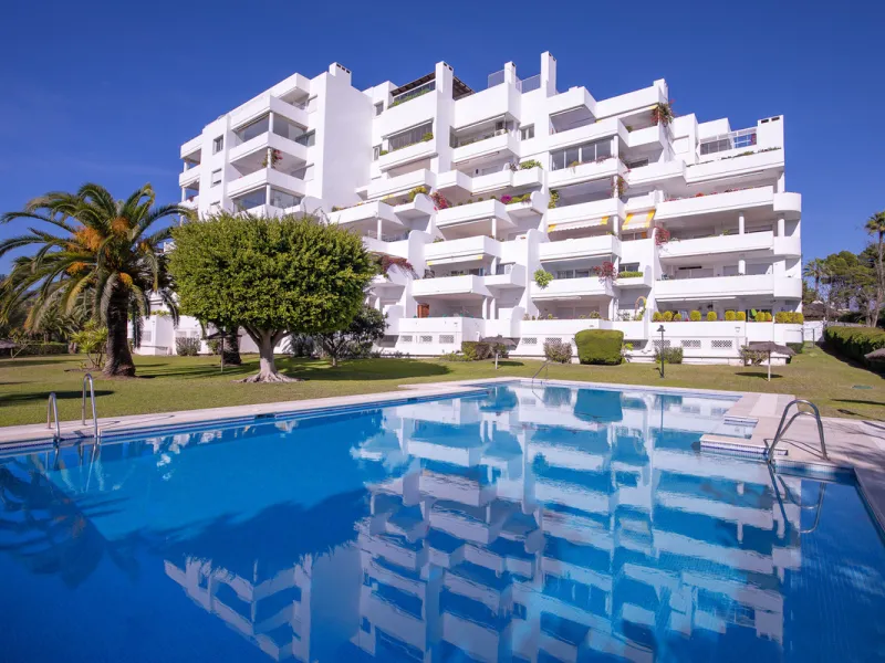 Discover a rare opportunity to own a very spacious apartment in the highly coveted area of Guadalmina Alta. This exceptional property is in an unbeatable location.