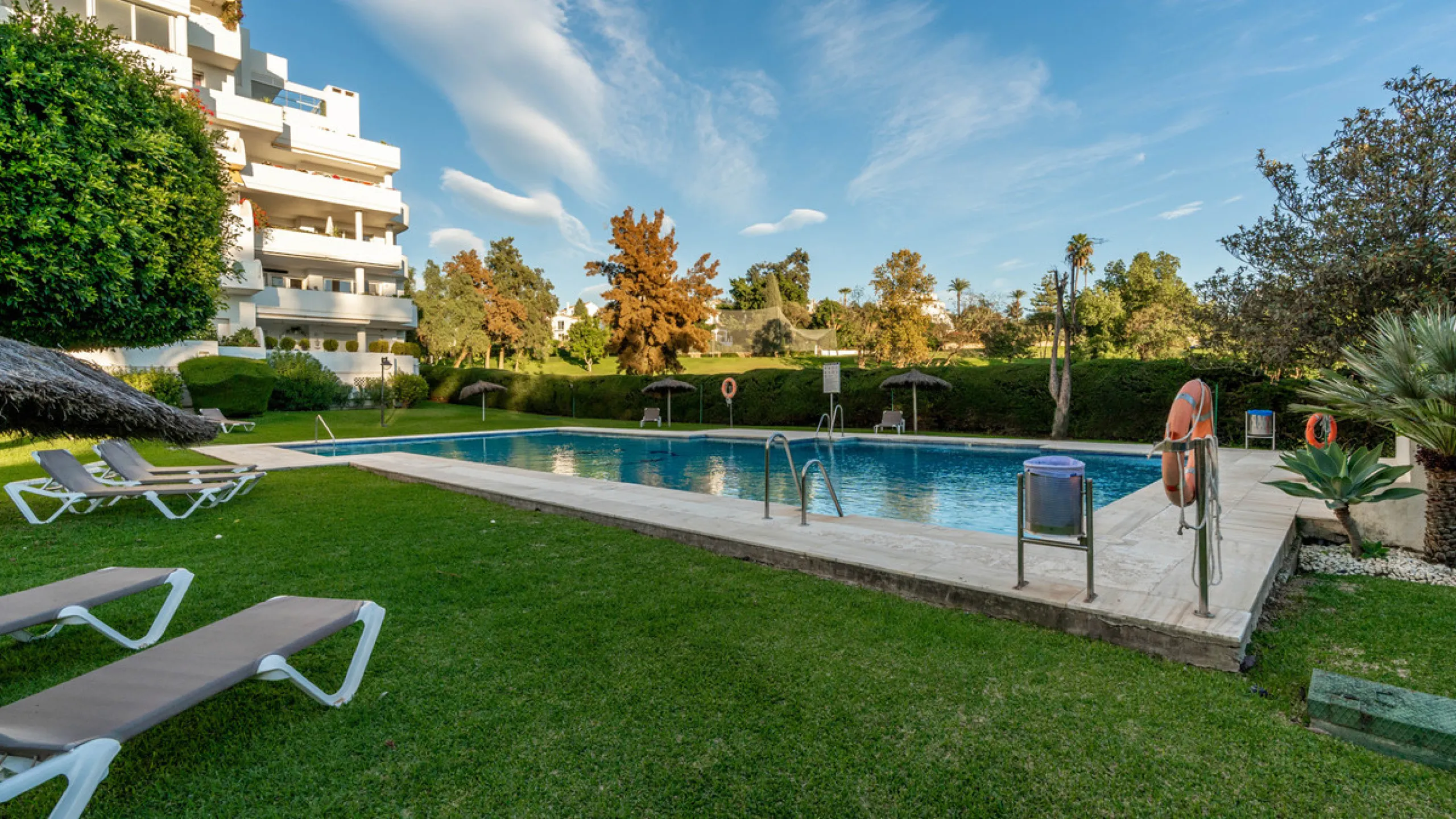 Discover a rare opportunity to own a very spacious apartment in the highly coveted area of Guadalmina Alta. This exceptional property is in an unbeatable location.