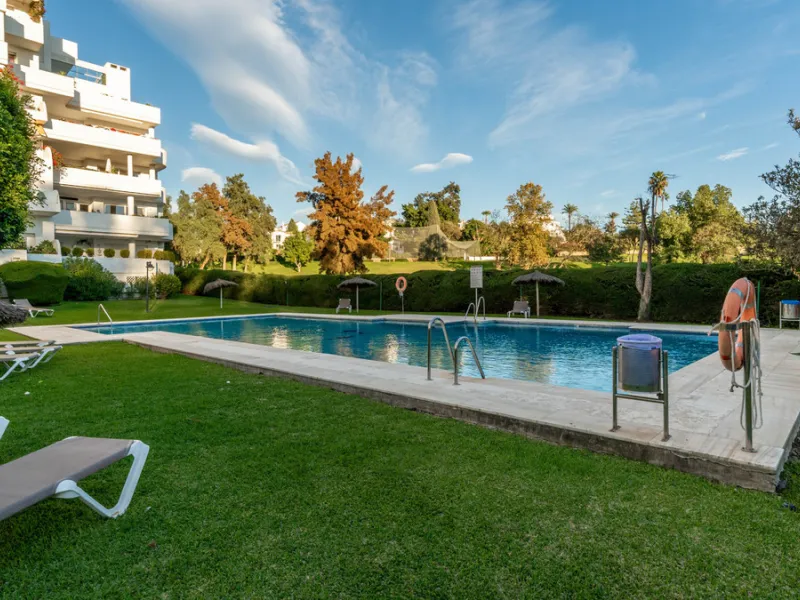 Discover a rare opportunity to own a very spacious apartment in the highly coveted area of Guadalmina Alta. This exceptional property is in an unbeatable location.