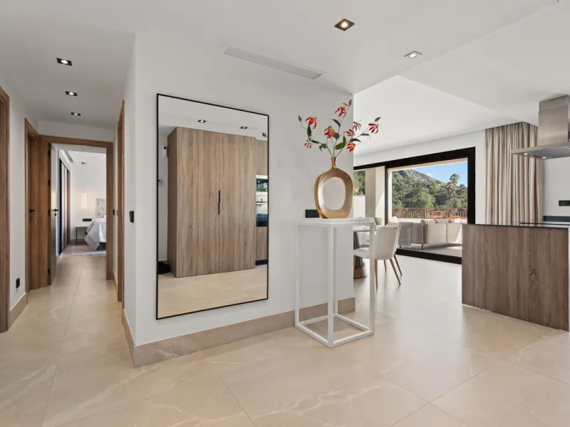 Set in a privileged position above the picturesque Istán reservoir, this exceptional three-bedroom, two-bathroom apartment offers a refined lifestyle where luxury, nature and breathtaking views come together in perfect harmony. Surrounded by tranquility a