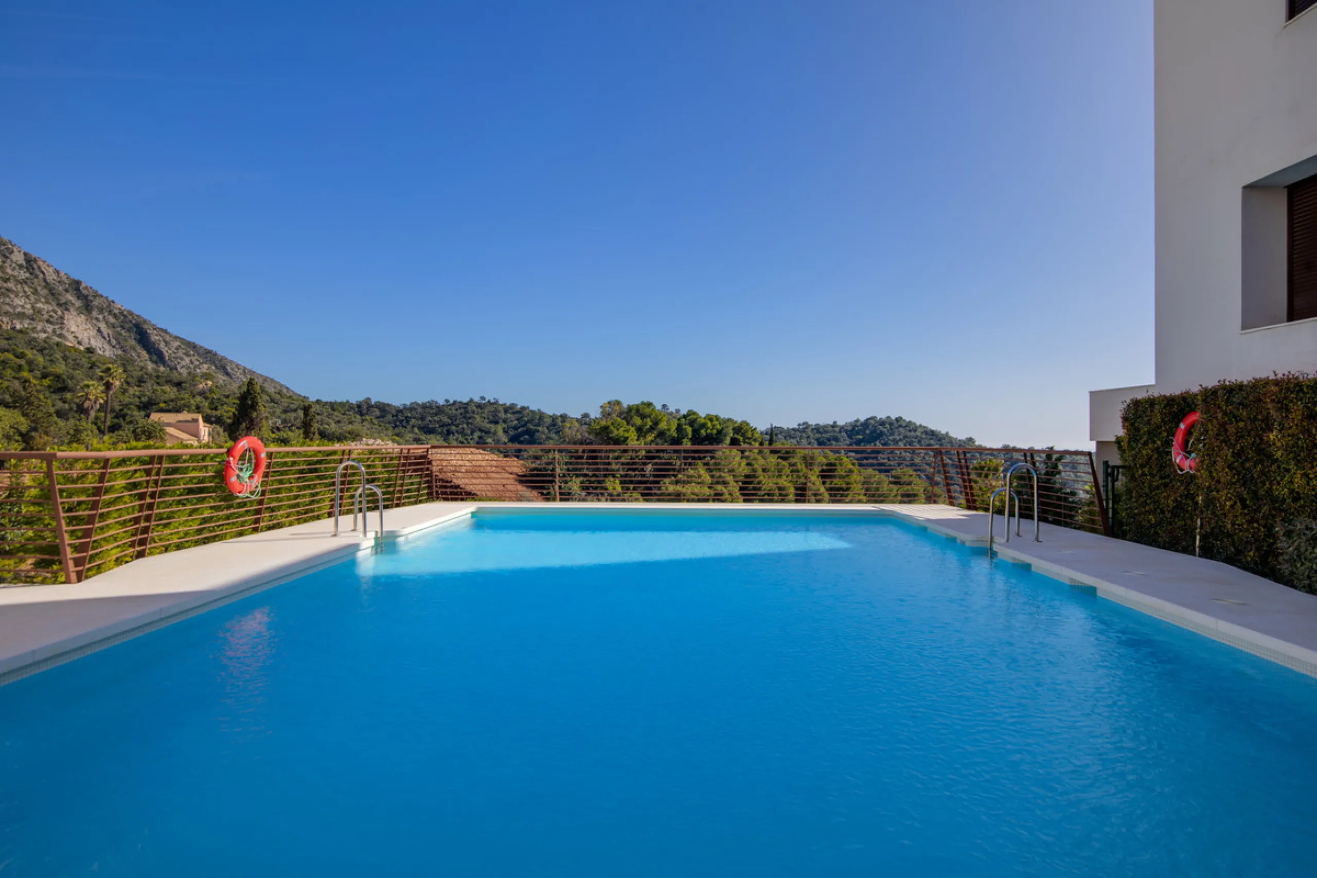 Apartment - Middle Floor Apartment в продаже в Istán, Málaga. В доме 3 спален и 2 ванных комнат. Площадь дома 203 м²