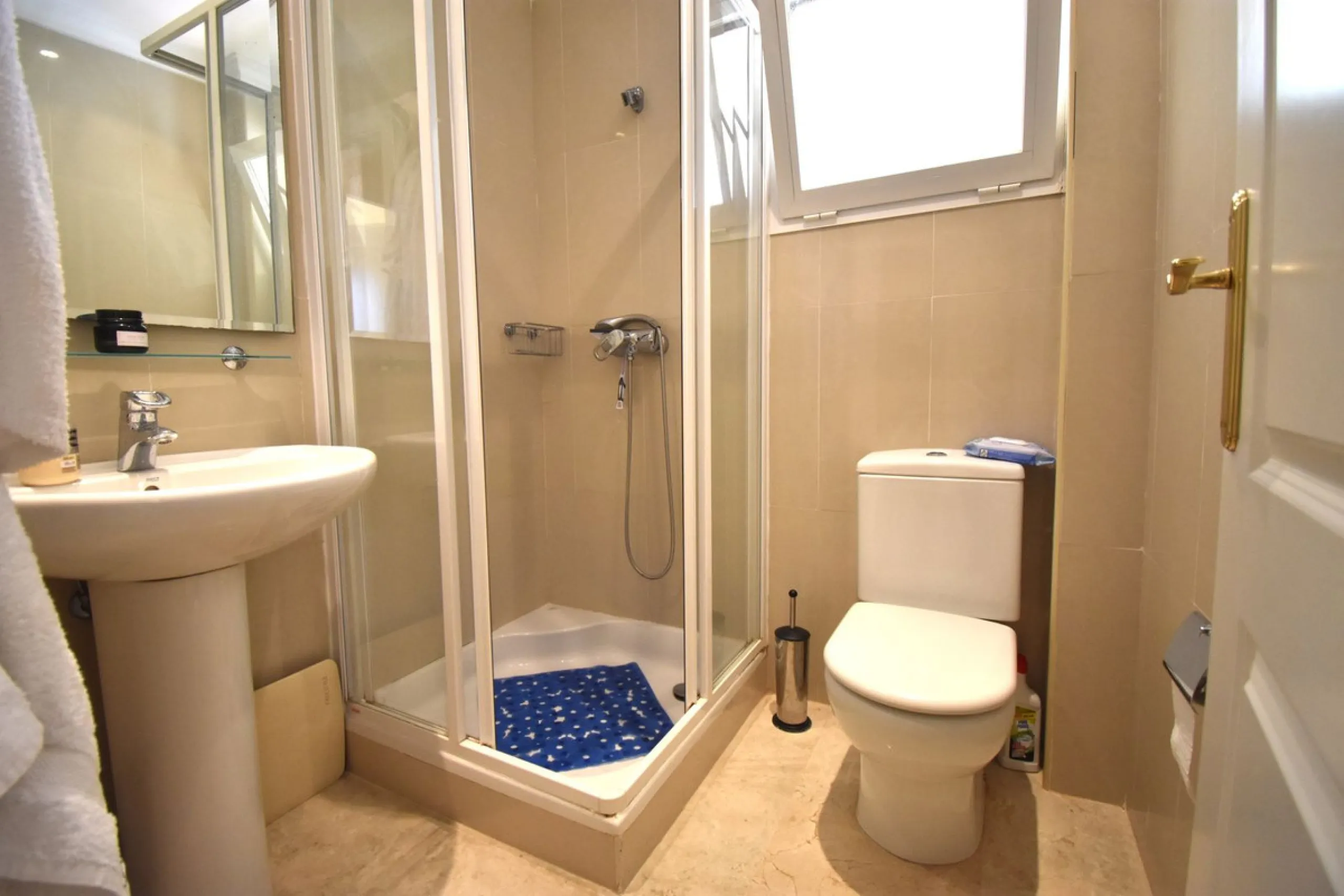 Welcome to your own piece of heaven in the popular La Cala Hills urbanisation.  New to the market located on an elevated ground floor unit in a luxury apartment block walking to local amenities and public transport and just 10 minutes by car you will arri