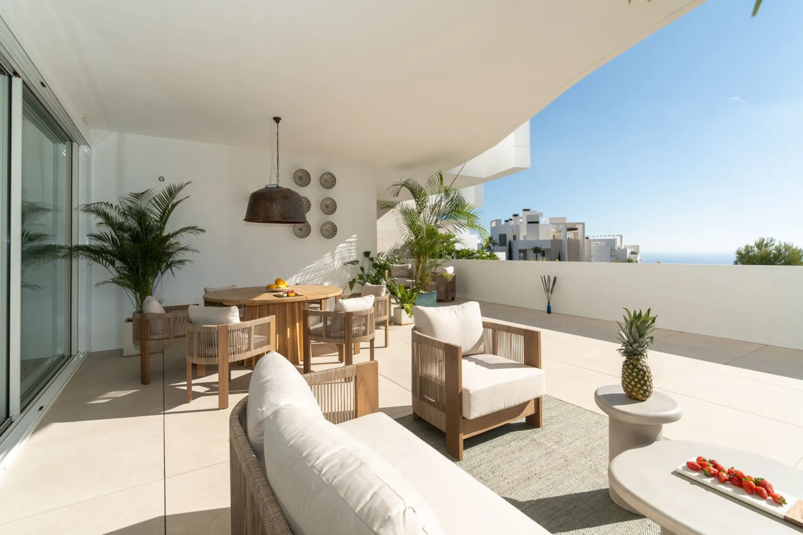 Designer 3-bedroom apartment with panoramic sea views located in the prestigious Palo Alto community, just a few minutes from Marbella.