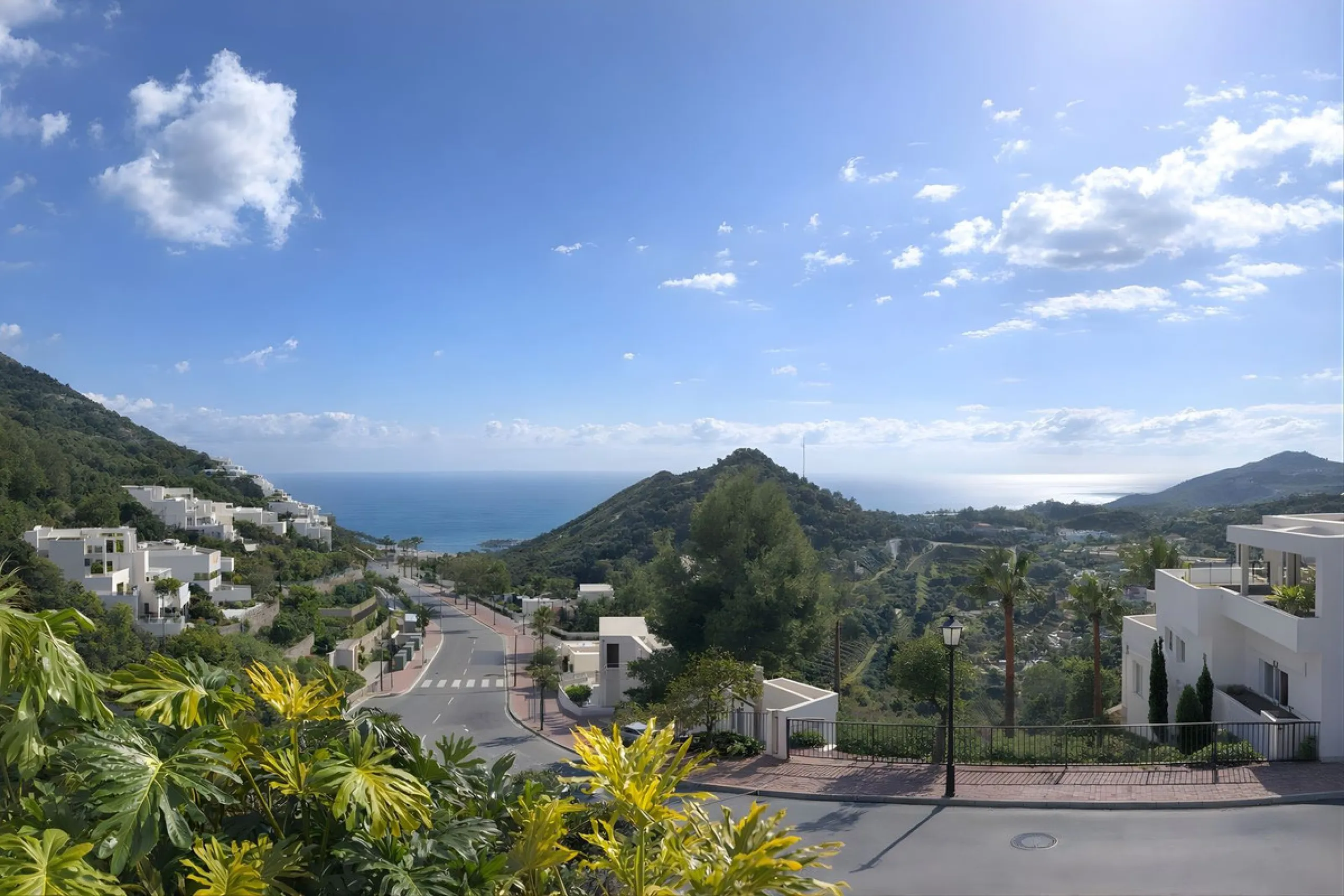 Designer 3-bedroom apartment with panoramic sea views located in the prestigious Palo Alto community, just a few minutes from Marbella.