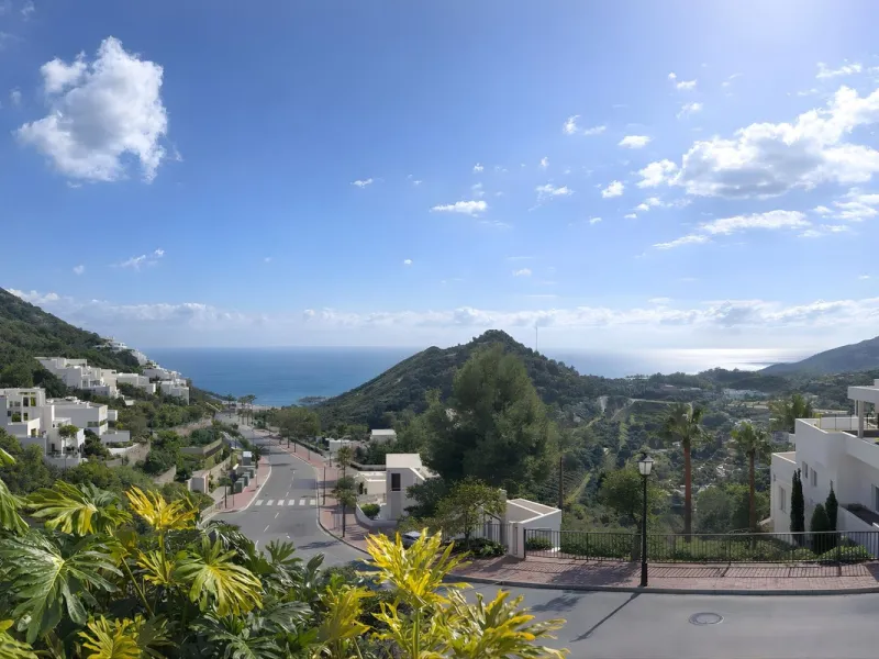 Designer 3-bedroom apartment with panoramic sea views located in the prestigious Palo Alto community, just a few minutes from Marbella.