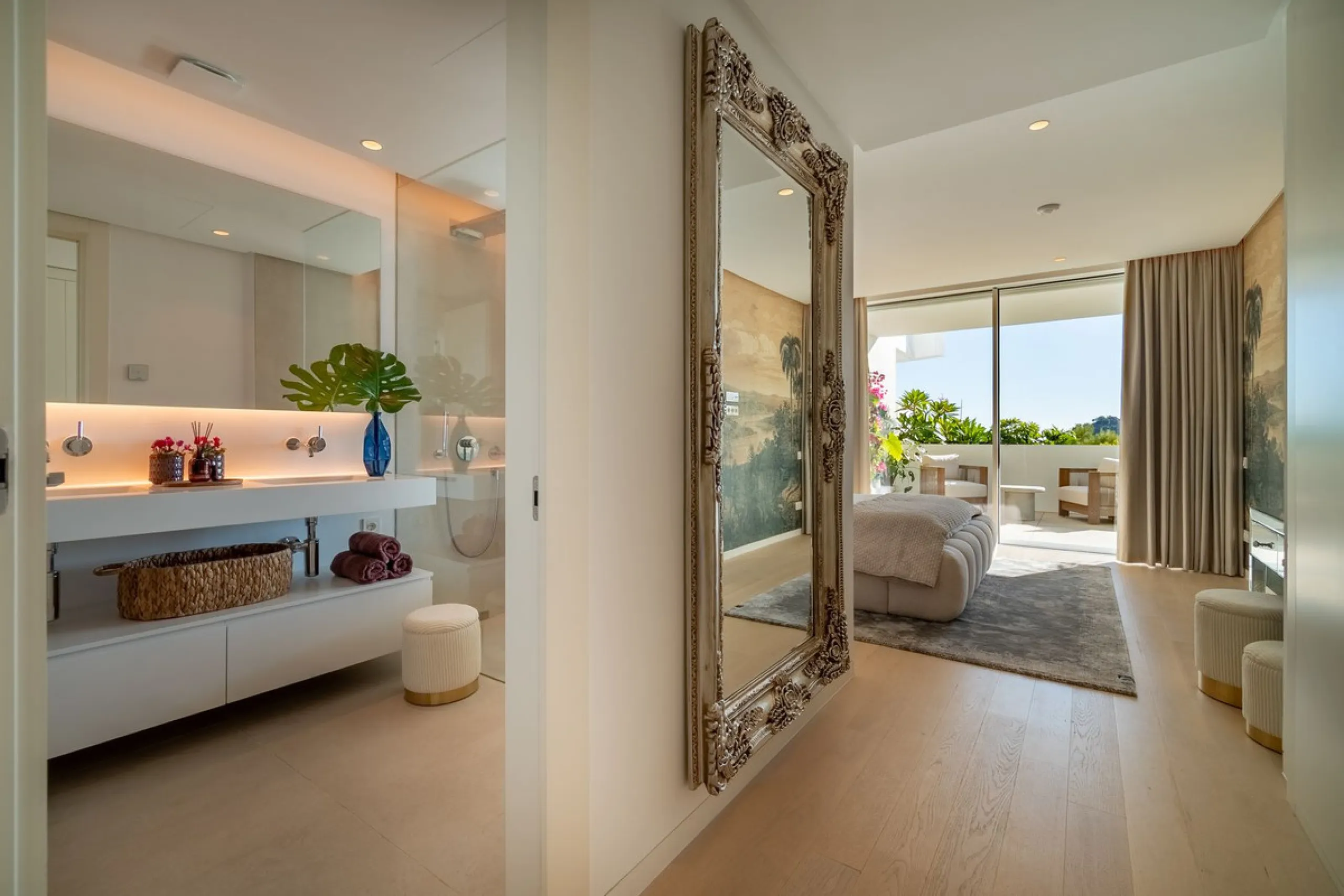 Designer 3-bedroom apartment with panoramic sea views located in the prestigious Palo Alto community, just a few minutes from Marbella.