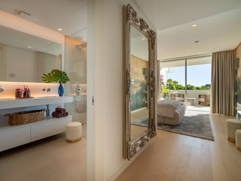 Designer 3-bedroom apartment with panoramic sea views located in the prestigious Palo Alto community, just a few minutes from Marbella.