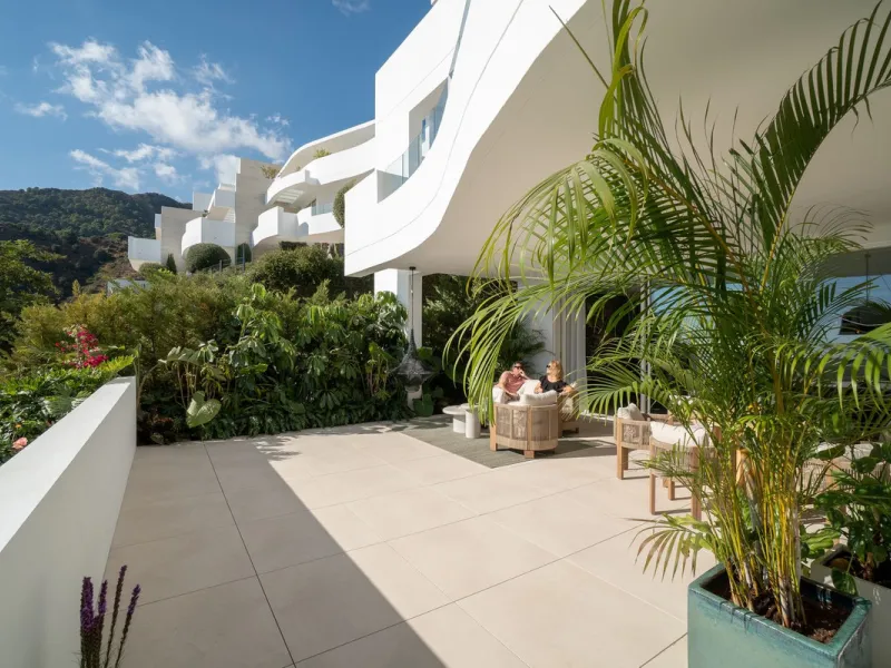 Designer 3-bedroom apartment with panoramic sea views located in the prestigious Palo Alto community, just a few minutes from Marbella.