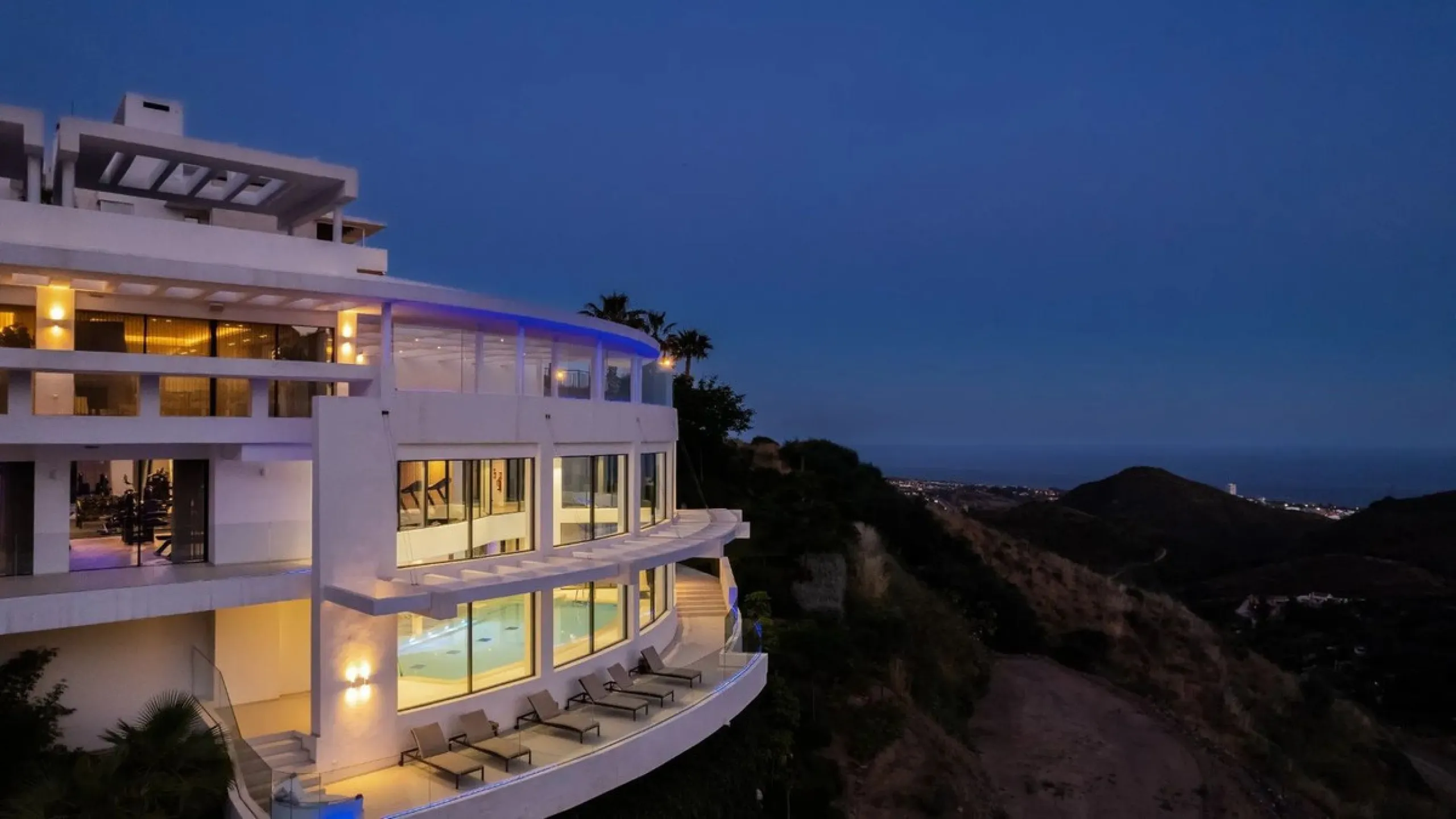 Designer 3-bedroom apartment with panoramic sea views located in the prestigious Palo Alto community, just a few minutes from Marbella.