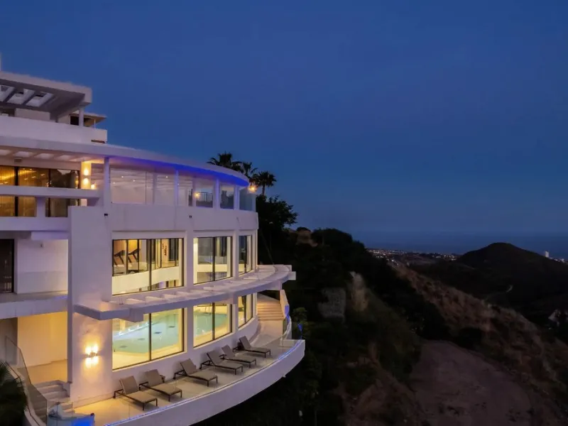 Designer 3-bedroom apartment with panoramic sea views located in the prestigious Palo Alto community, just a few minutes from Marbella.