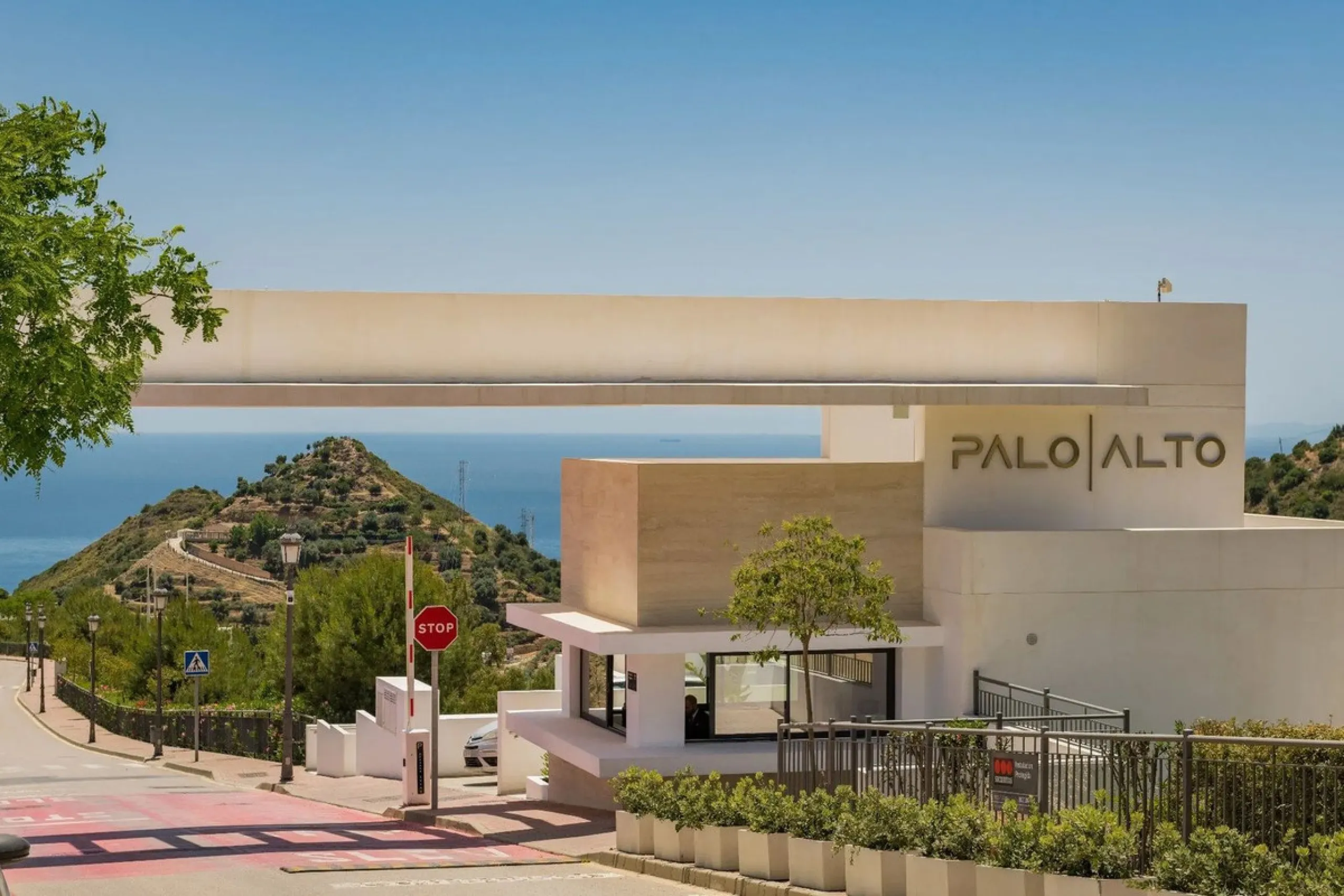 Designer 3-bedroom apartment with panoramic sea views located in the prestigious Palo Alto community, just a few minutes from Marbella.