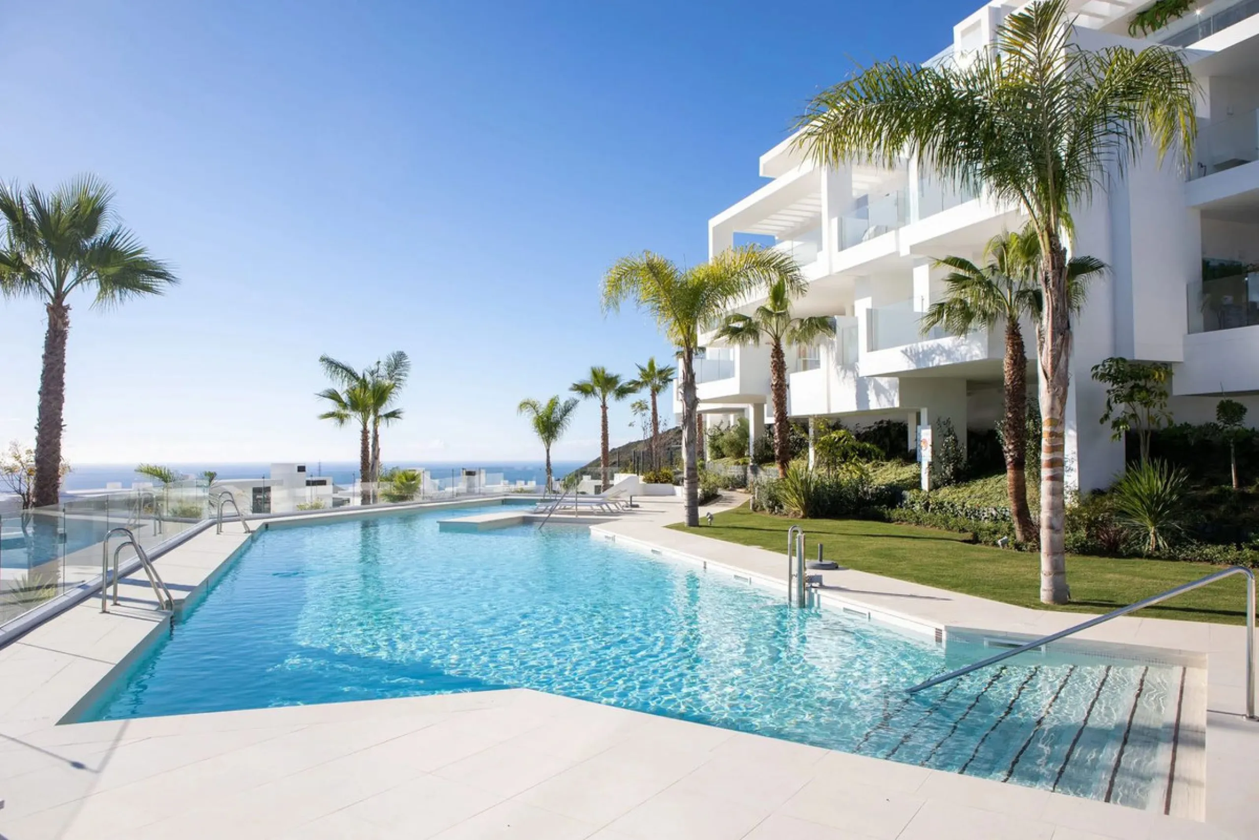 Designer 3-bedroom apartment with panoramic sea views located in the prestigious Palo Alto community, just a few minutes from Marbella.