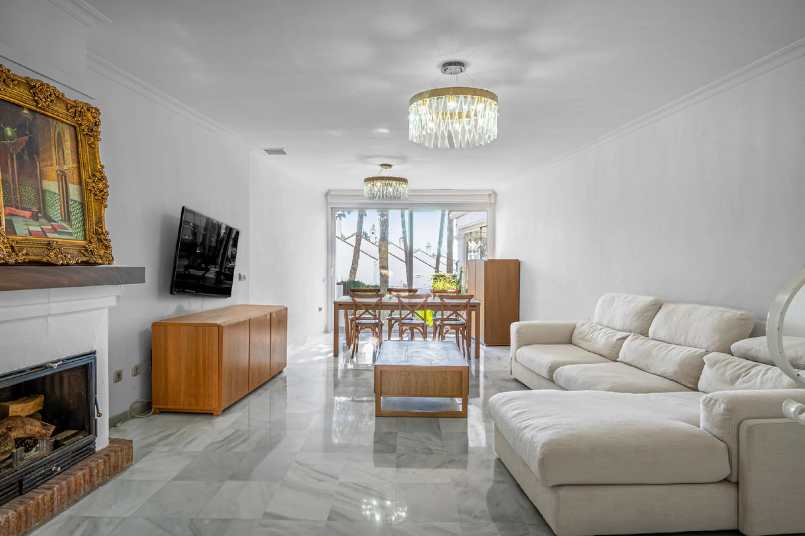 This beautiful property is a 3 bedroom 3 bathroom luxury townhouse in Nagüeles on the Golden Mile. The home is set over 4 levels and offers open plan living and dining, a private garden, multiple private terraces and private parking. Large south facing wi