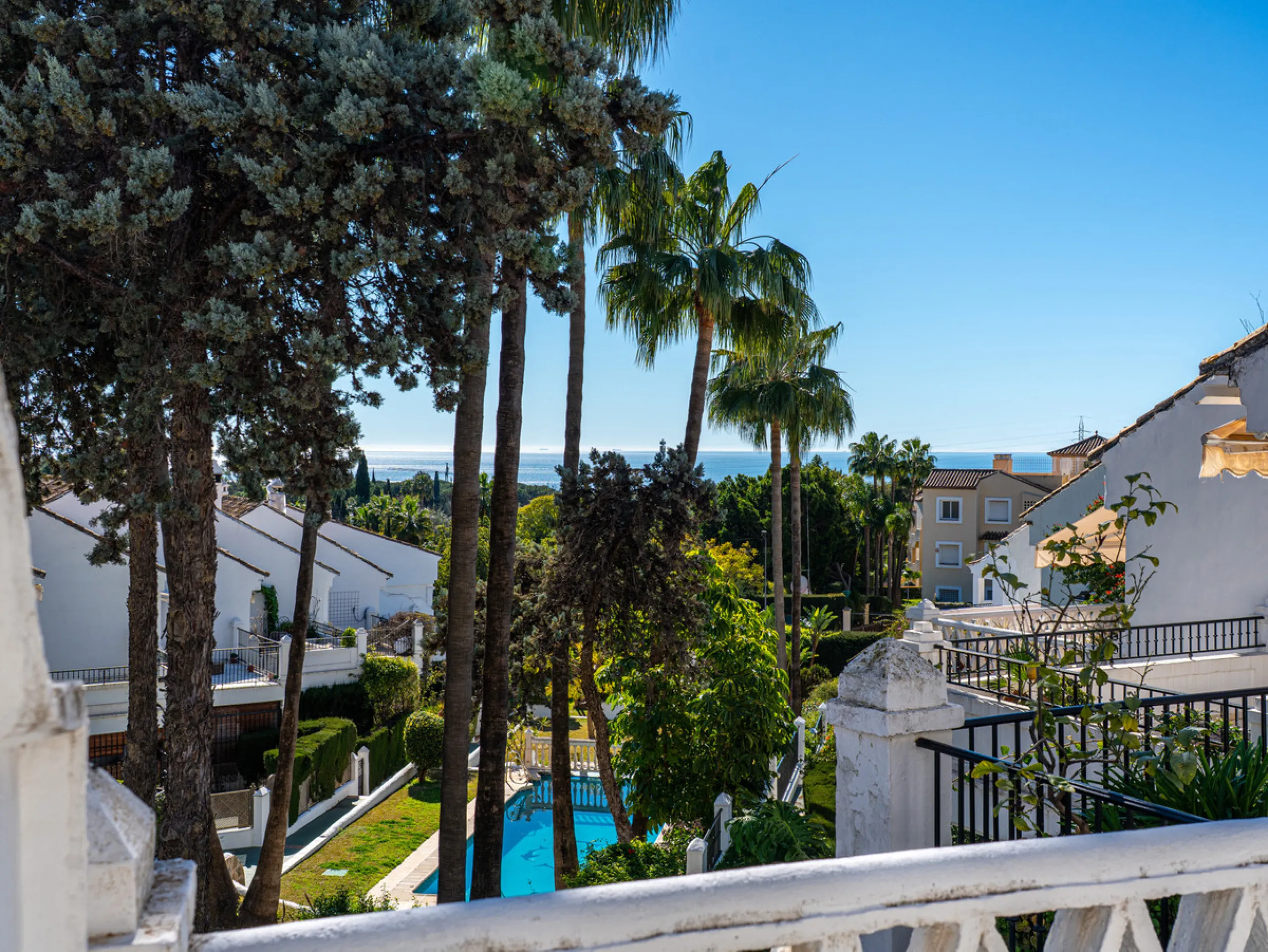 This beautiful property is a 3 bedroom 3 bathroom luxury townhouse in Nagüeles on the Golden Mile. The home is set over 4 levels and offers open plan living and dining, a private garden, multiple private terraces and private parking. Large south facing wi