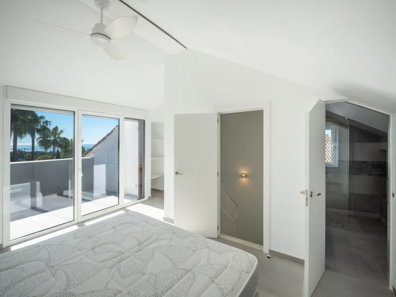 This beautiful property is a 3 bedroom 3 bathroom luxury townhouse in Nagüeles on the Golden Mile. The home is set over 4 levels and offers open plan living and dining, a private garden, multiple private terraces and private parking. Large south facing wi