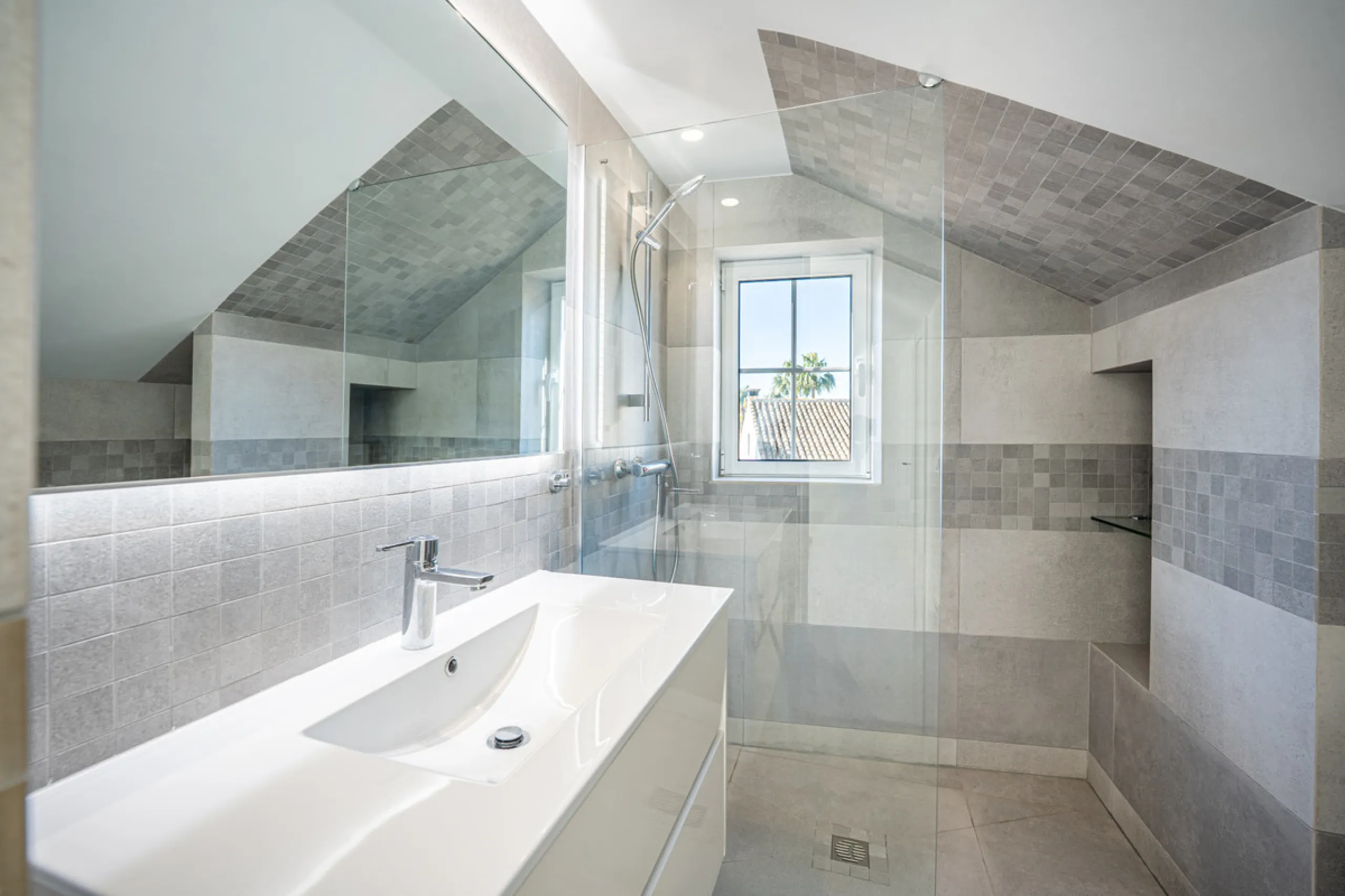 This beautiful property is a 3 bedroom 3 bathroom luxury townhouse in Nagüeles on the Golden Mile. The home is set over 4 levels and offers open plan living and dining, a private garden, multiple private terraces and private parking. Large south facing wi