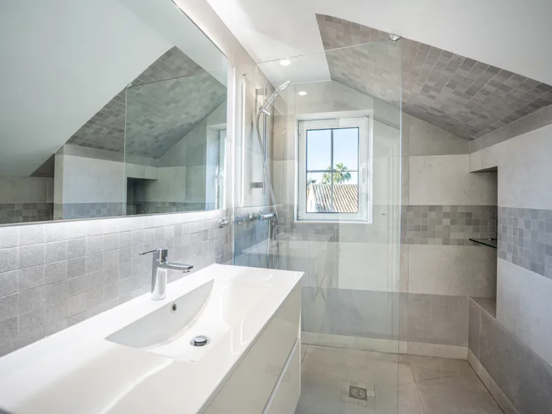 This beautiful property is a 3 bedroom 3 bathroom luxury townhouse in Nagüeles on the Golden Mile. The home is set over 4 levels and offers open plan living and dining, a private garden, multiple private terraces and private parking. Large south facing wi