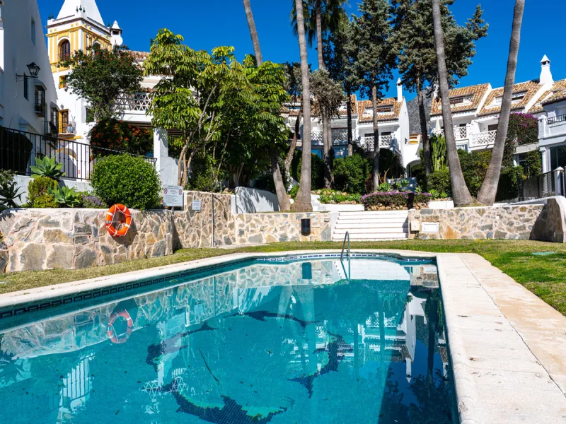 This beautiful property is a 3 bedroom 3 bathroom luxury townhouse in Nagüeles on the Golden Mile. The home is set over 4 levels and offers open plan living and dining, a private garden, multiple private terraces and private parking. Large south facing wi