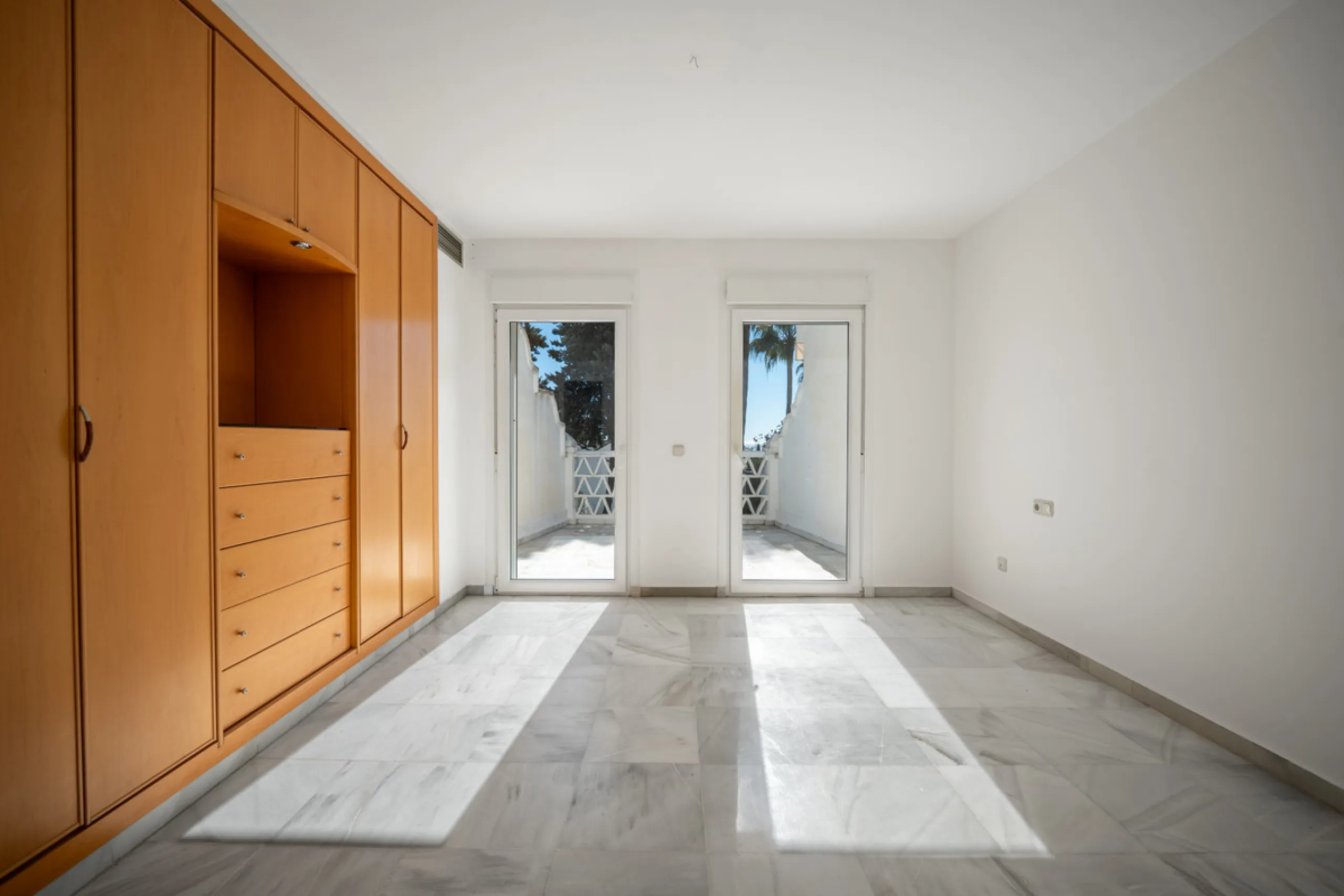 This beautiful property is a 3 bedroom 3 bathroom luxury townhouse in Nagüeles on the Golden Mile. The home is set over 4 levels and offers open plan living and dining, a private garden, multiple private terraces and private parking. Large south facing wi