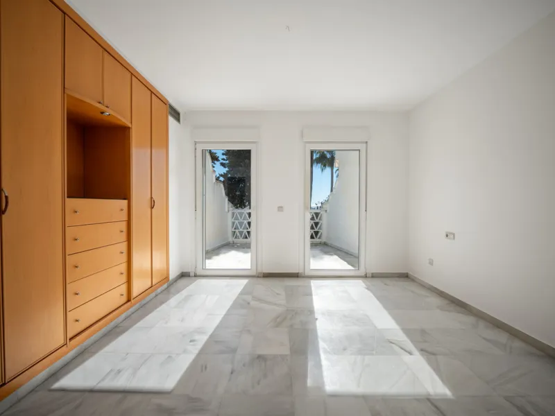 This beautiful property is a 3 bedroom 3 bathroom luxury townhouse in Nagüeles on the Golden Mile. The home is set over 4 levels and offers open plan living and dining, a private garden, multiple private terraces and private parking. Large south facing wi