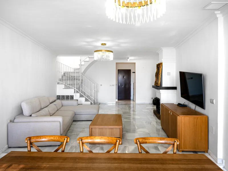 This beautiful property is a 3 bedroom 3 bathroom luxury townhouse in Nagüeles on the Golden Mile. The home is set over 4 levels and offers open plan living and dining, a private garden, multiple private terraces and private parking. Large south facing wi