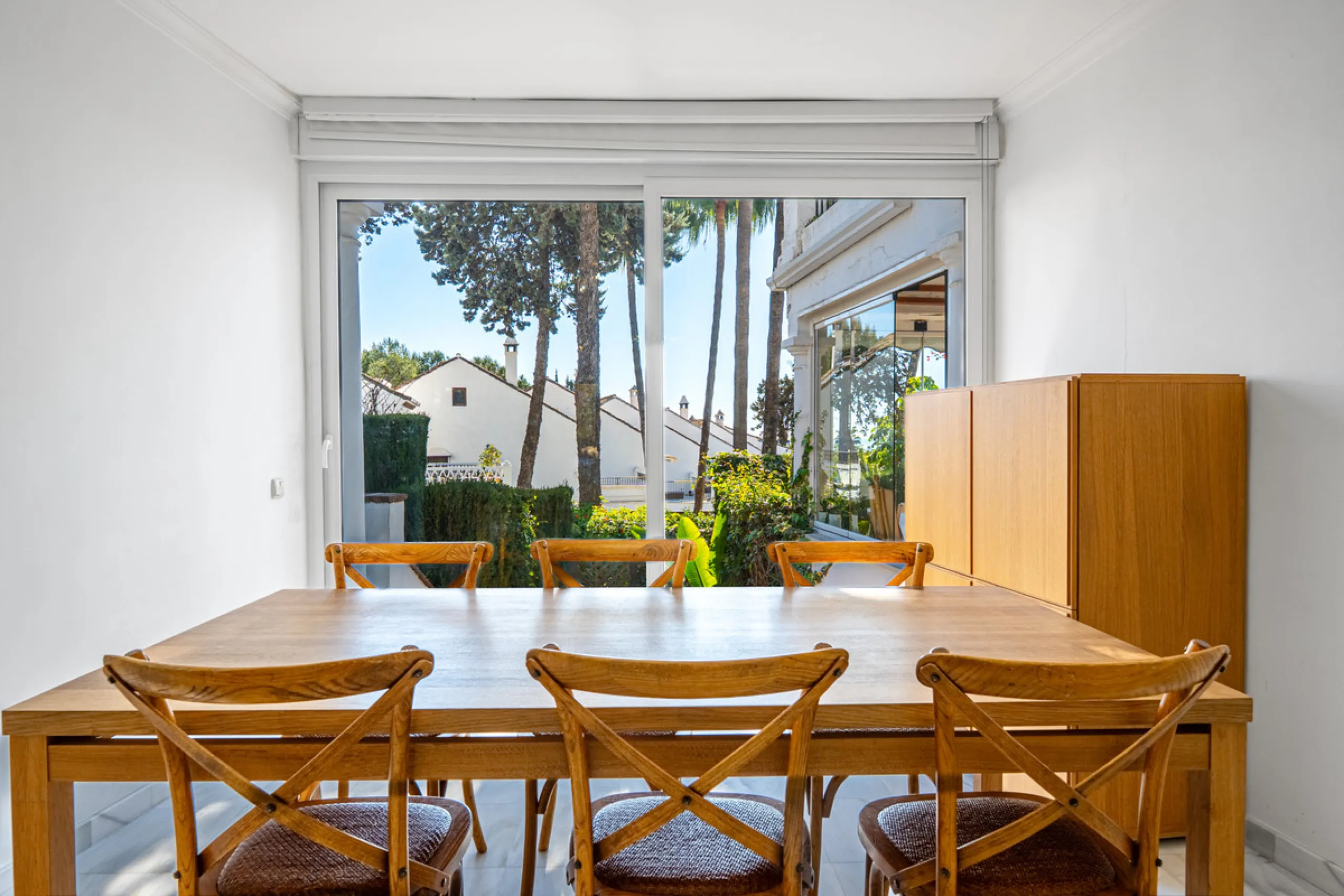 This beautiful property is a 3 bedroom 3 bathroom luxury townhouse in Nagüeles on the Golden Mile. The home is set over 4 levels and offers open plan living and dining, a private garden, multiple private terraces and private parking. Large south facing wi