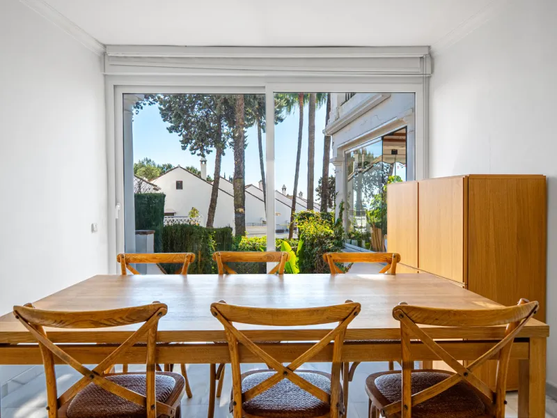This beautiful property is a 3 bedroom 3 bathroom luxury townhouse in Nagüeles on the Golden Mile. The home is set over 4 levels and offers open plan living and dining, a private garden, multiple private terraces and private parking. Large south facing wi